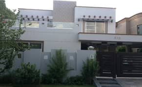 1 KANAL Immaculate Coundition Design Bungalow ideal Location in Phase 3