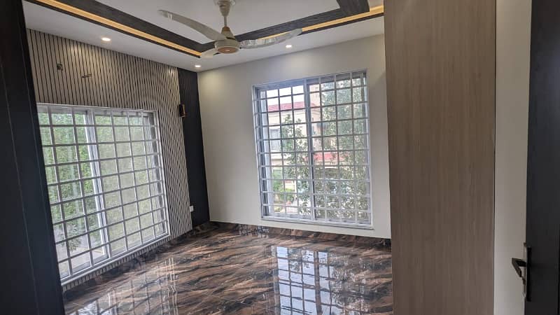 CORNER 5 MARLA BRAND NEW HOUSE FOR SALE LOCATED BAHRIA ORCHARD LAHORE 12