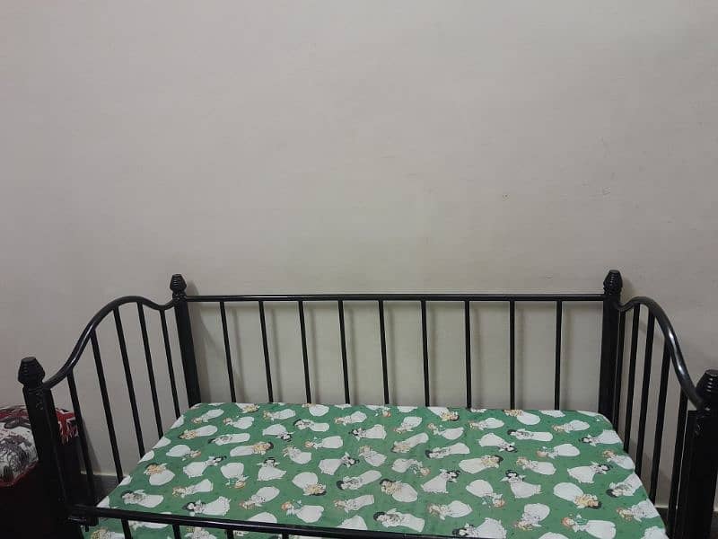 neat & clean . very Good condition with mattress 5