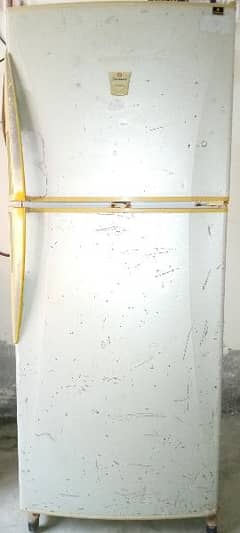 Dowlnac large size fridge for sale. Es k Compressor ka koi problem hai 0