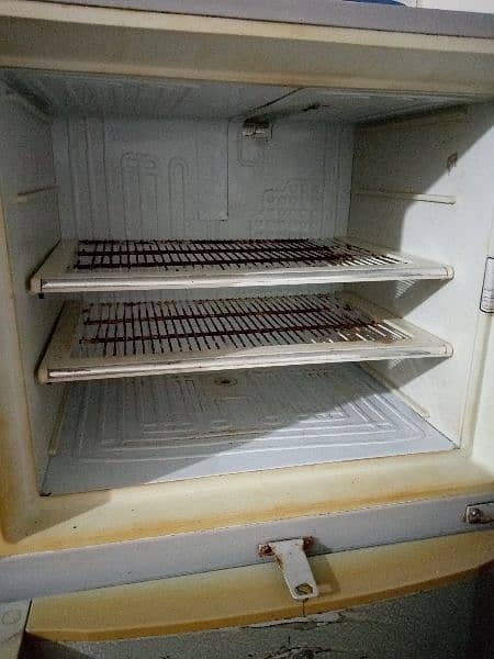 Dowlnac large size fridge for sale. Es k Compressor ka koi problem hai 15