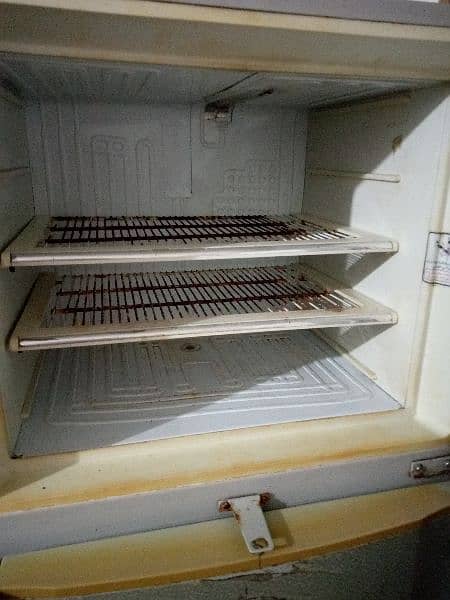 Dowlnac large size fridge for sale. Es k Compressor ka koi problem hai 18