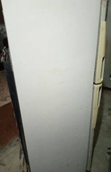 Dowlnac large size fridge for sale. Es k Compressor ka koi problem hai 19