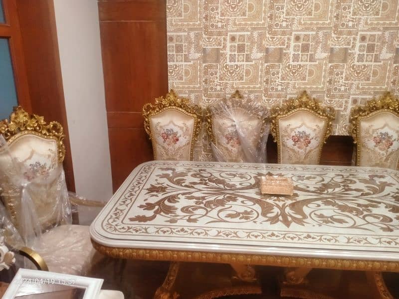 Royal dinning table brand new untouched only 3 mthns i buy it 1