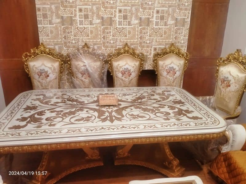 Royal dinning table brand new untouched only 3 mthns i buy it 2