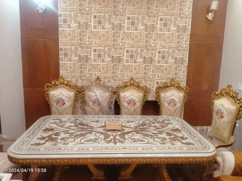 Royal dinning table brand new untouched only 3 mthns i buy it 6