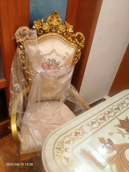 Royal dinning table brand new untouched only 3 mthns i buy it 7