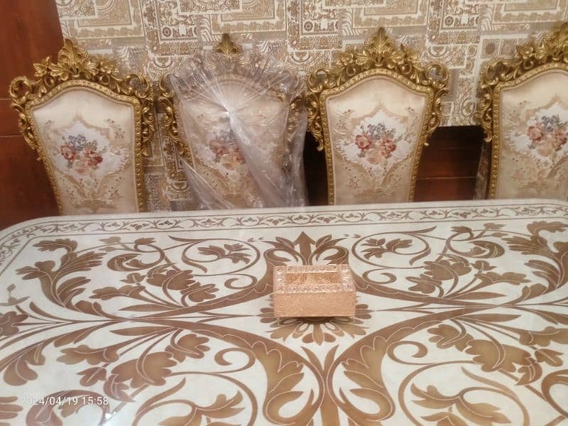 Royal dinning table brand new untouched only 3 mthns i buy it 8