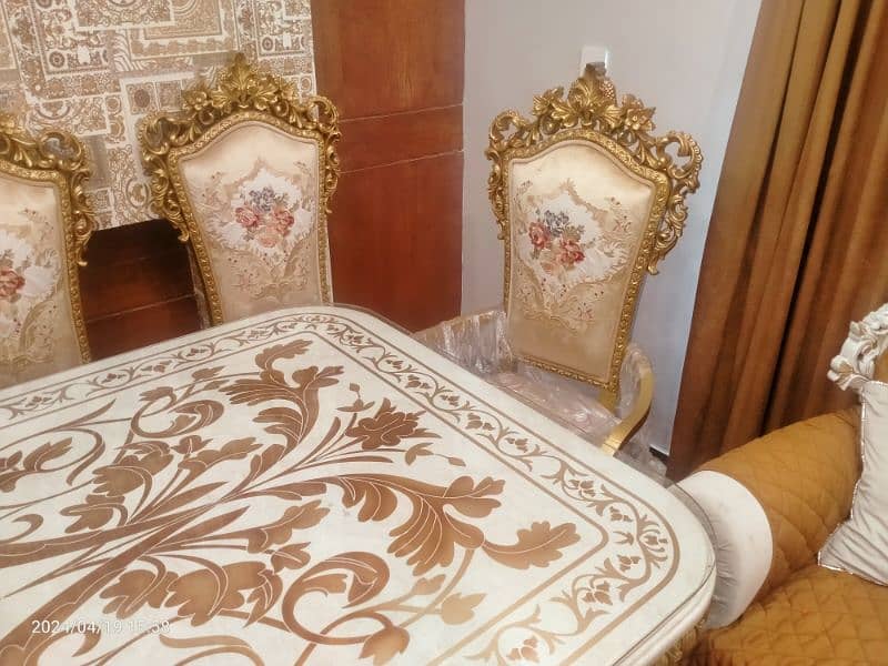 Royal dinning table brand new untouched only 3 mthns i buy it 9