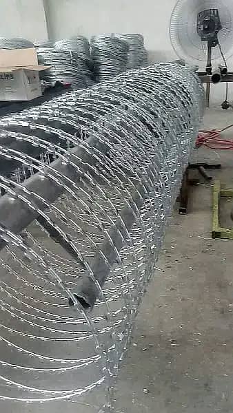 Fence Mesh Net Chainlink spot welded mesh 03007028033 / razor wires 13