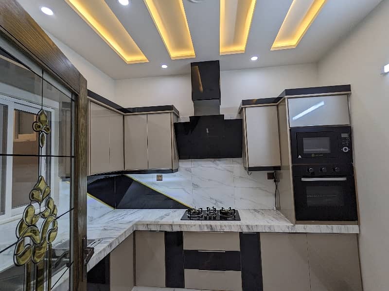 65 Fit Road Vip Brand New First Entery 7-1/2 Marla House Premium Leatest Modern Luxery Style Available For Sale In Johertown Phase 2 Lahore . Near Emporium Mall Double Storey Luxery House Sale By Fast Property Services With Original Pics 5