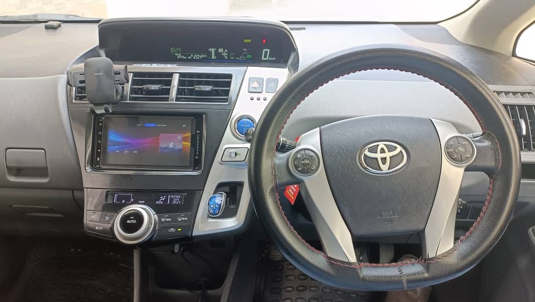 Toyota Prius Alpha S 2014 11
