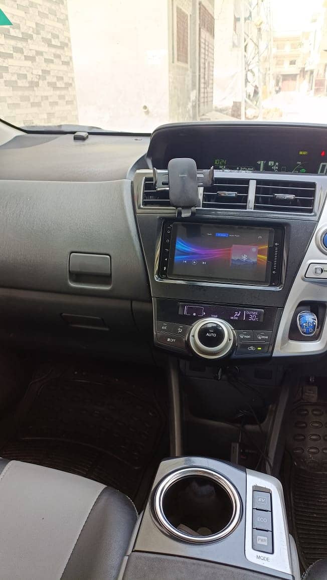 Toyota Prius Alpha S 2014 9