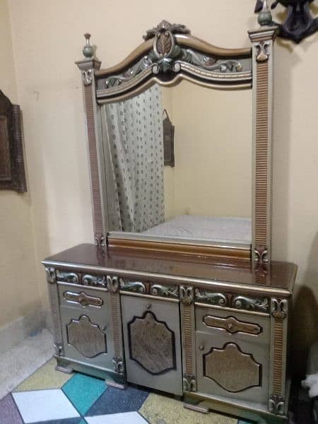 king size bed and dressing table condition9/10 like new. 1