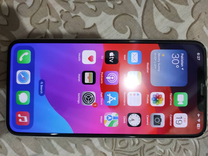 Iphone XS Max and Itel A33 5