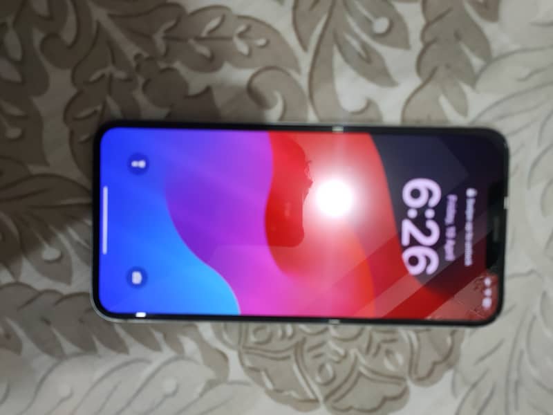 Iphone XS Max and Itel A33 6