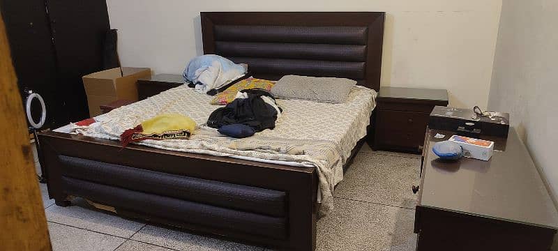 Queen size bed with side tables and dresser + MATTRESS 0