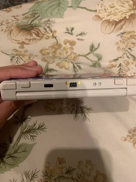 Nintendo 3ds with 2 games missing pen 2