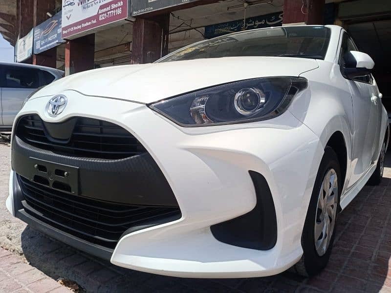 2 Toyota Yaris Hatchback White & Blu 2021/24 Antique Cars fresh import 18