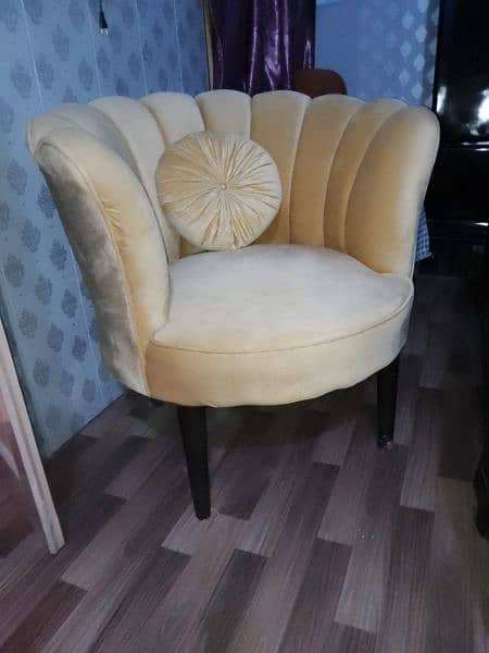 bed chairs condition 10/10 urgent sele need money 1