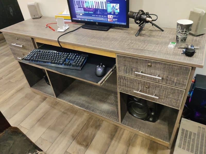computer table for sale. 2