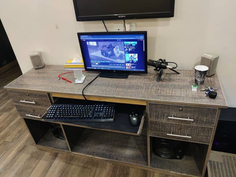computer table for sale. 3