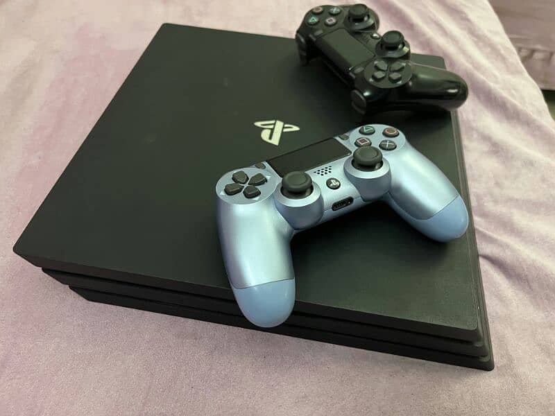 PS 4 PRO branded with 2 controller 3