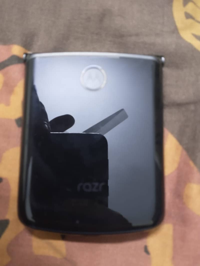 Moto Razr flip 2020 5g 8gb/256gb Pta approved 3