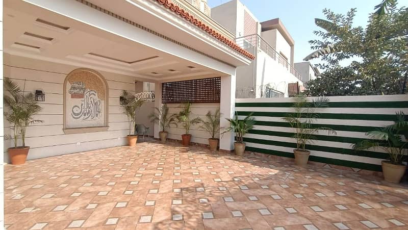 Gorgeous Location Kanal Bungalow For Rent In DHA Phase 5-B-Lahore 1