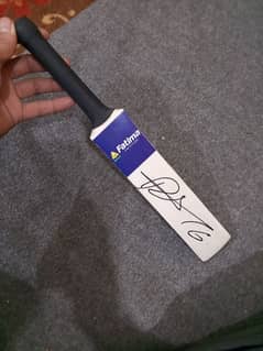 Muhammad Rizwan signature bat for sale and also 6 other player sign