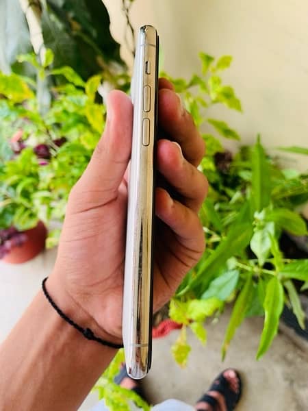 iphone 11 pro selling 4