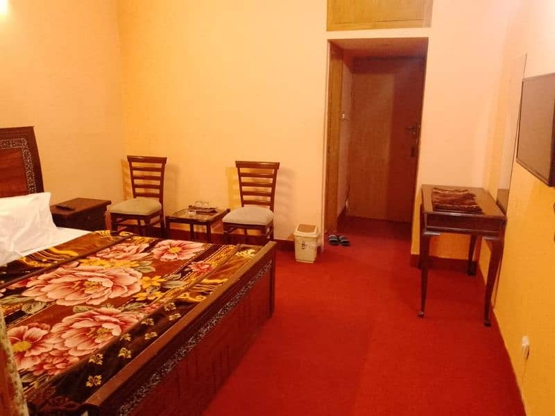 Room available in gust house for rent daily and weekly basis f. 10 4
