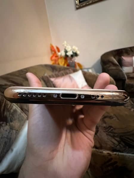 I phone Xs 256 gb PTA approved gold colour in mint condition. 5