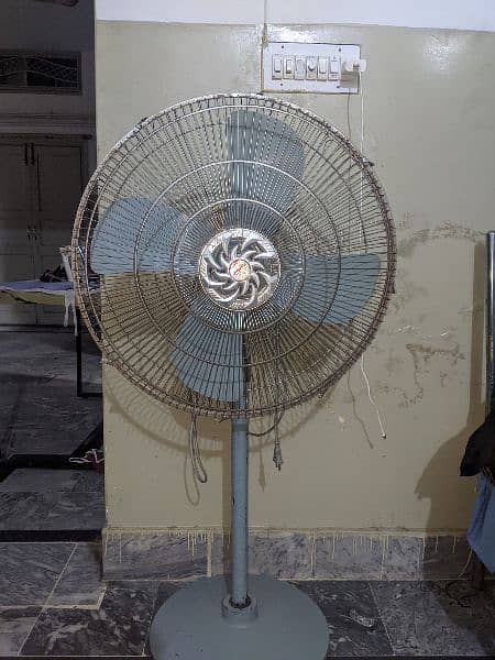 Dawlance pedestal fan in good condition. 0