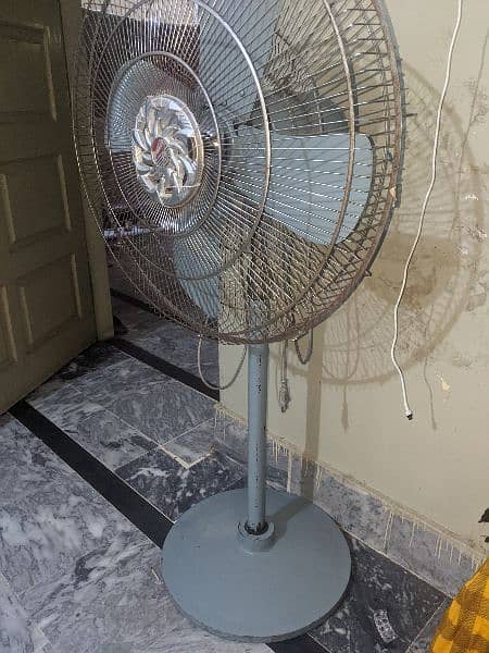 Dawlance pedestal fan in good condition. 3