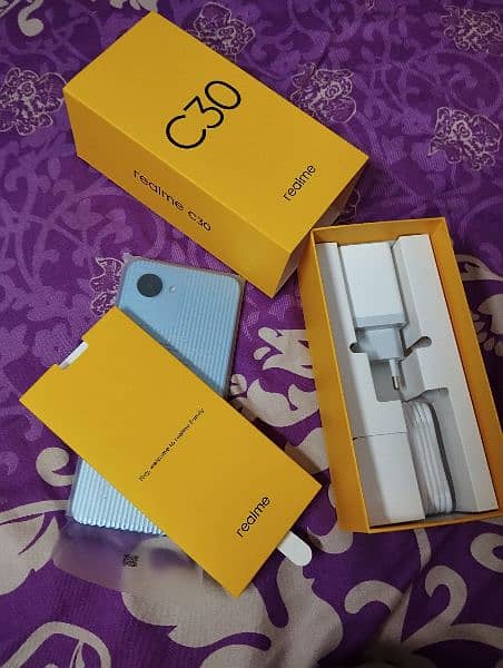Realme C30 32/3 GB in blue color with box n accessories 2