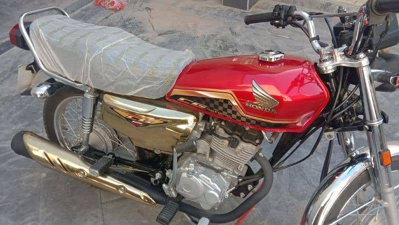 Honda 125 special edition red and golden 1