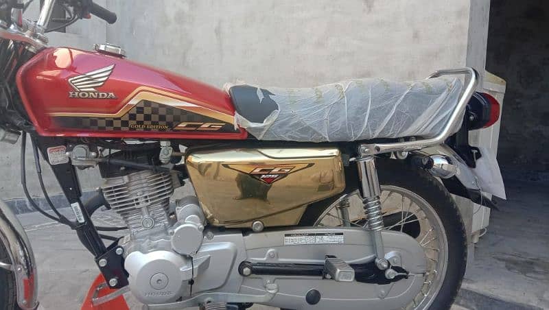 Honda 125 special edition red and golden 2