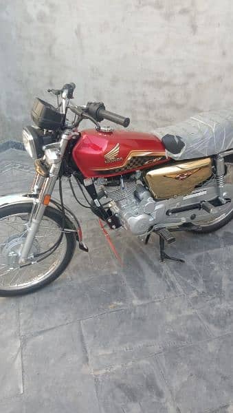 Honda 125 special edition red and golden 5