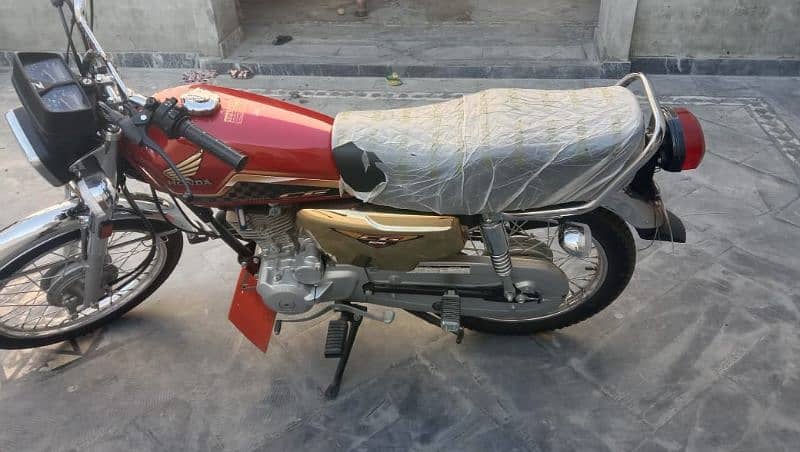 Honda 125 special edition red and golden 6