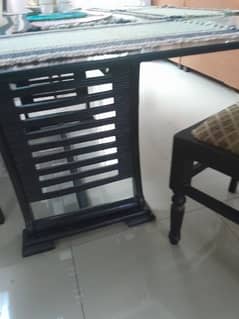 glass dinning table in v good condition with six chairs