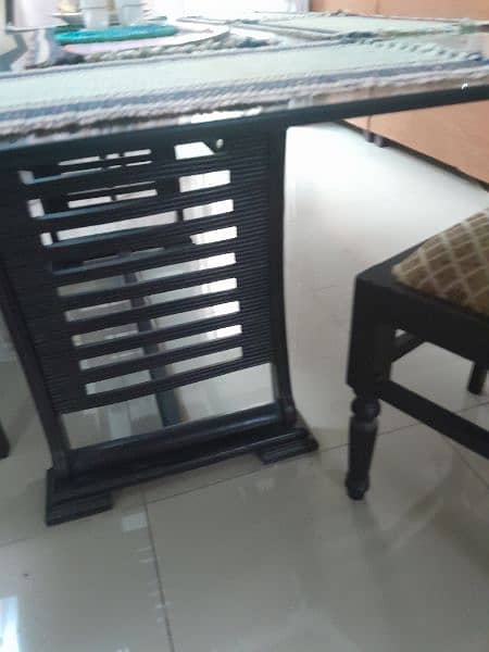 glass dinning table in v good condition with six chairs 0