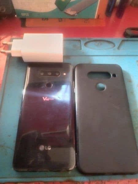 LG v40 10 b 10 cover and charjar 1