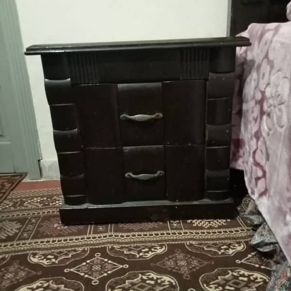 BED,SIDE TABLE,DRESSING TABLE 3