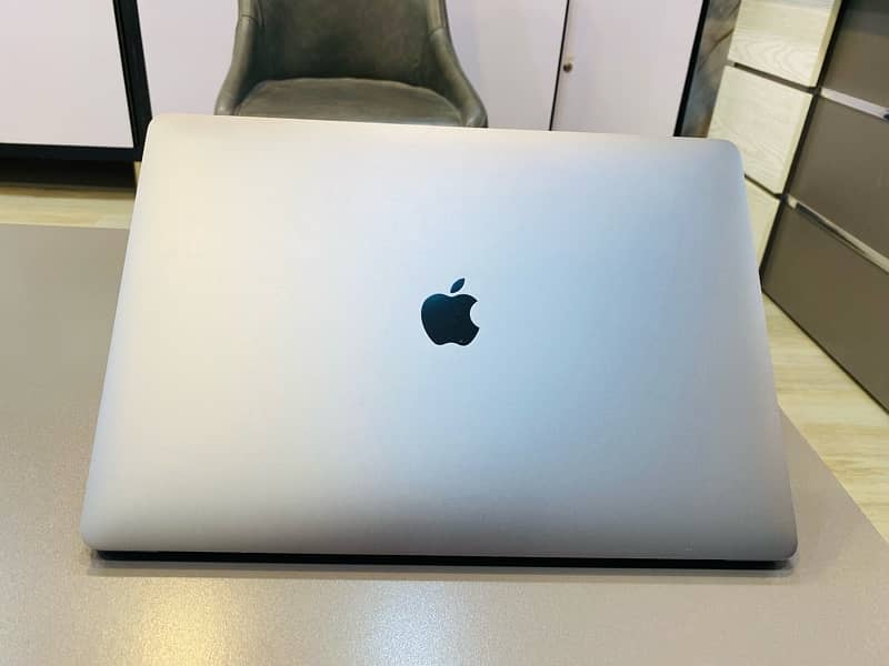 MacBook Pro 15.4” 2019 i9/32/512 4GB GPU 5