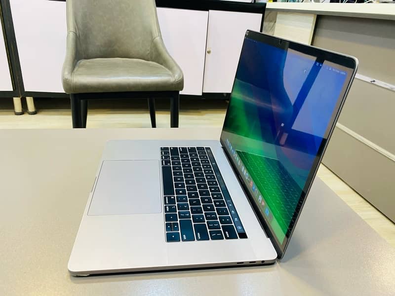 MacBook Pro 15” 2019 i7/16/256 4GB GPU 1