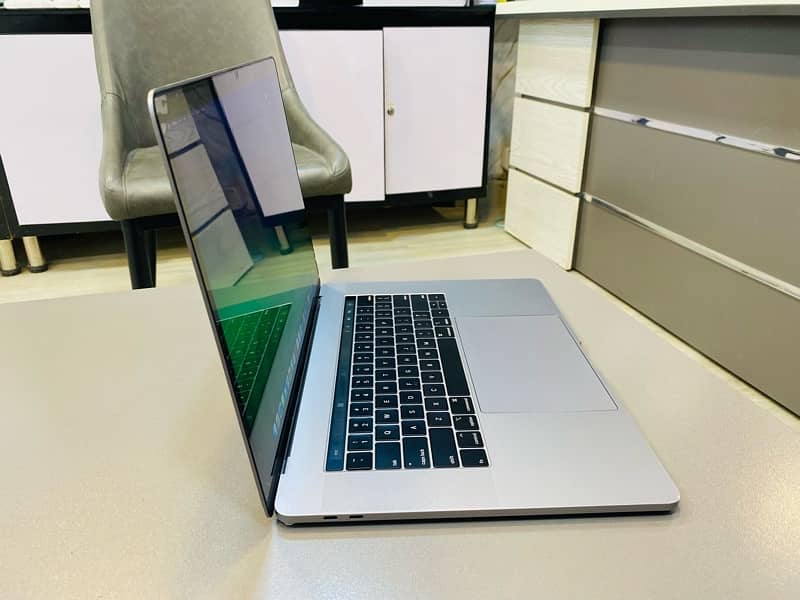 MacBook Pro 15” 2019 i7/16/256 4GB GPU 2