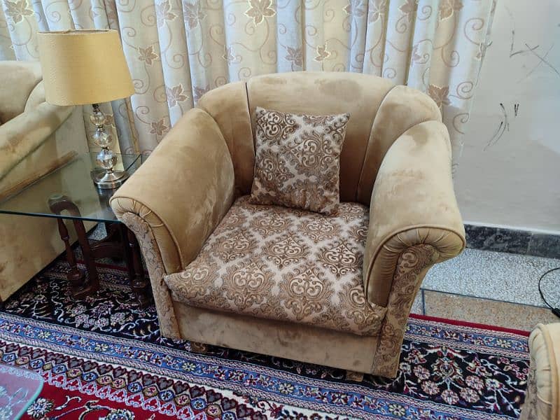 7-seater sofa set in best condition 1