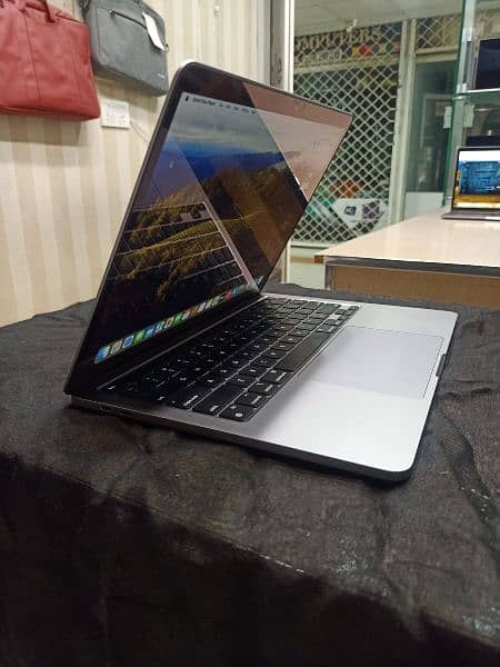 Apple MacBook Pro retina display i7 10 by 10 condition 3