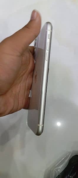 iPhone 11 in 10/10 condition 128 GB non PTI white colour 1